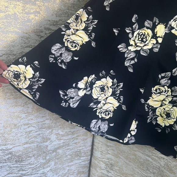 Vintage🧚‍♀️Jessica Black/Yellow Floral Print Knee Length Skirt Size 8 - Picture 4 of 12